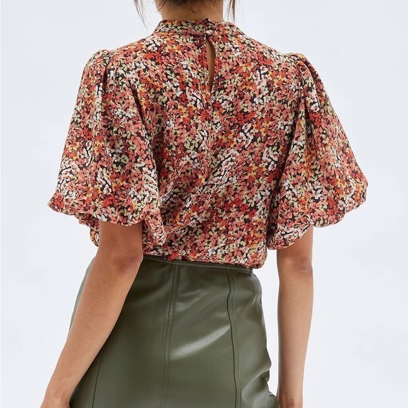 NWT Minkpink Gabae High Neck Floral Blouse in Red Multi Size Small - Picture 3 of 11